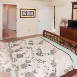 Peaceful Whispering Oaks Villa