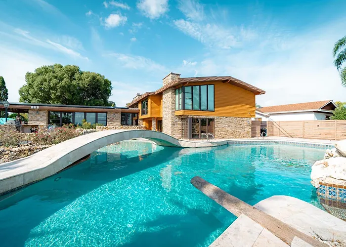 Luxury Lakefront 100,000 Gal Pool Villa - Orlando