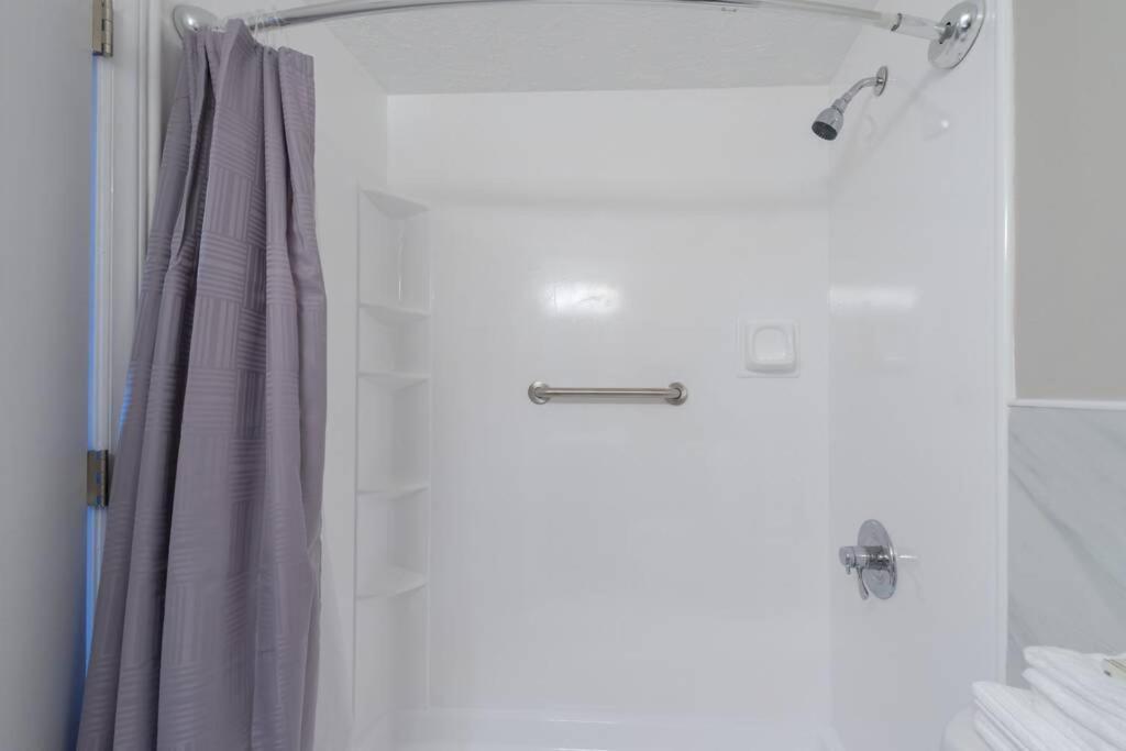 Deluxe W/ Lakeview - Free Parking/pool *