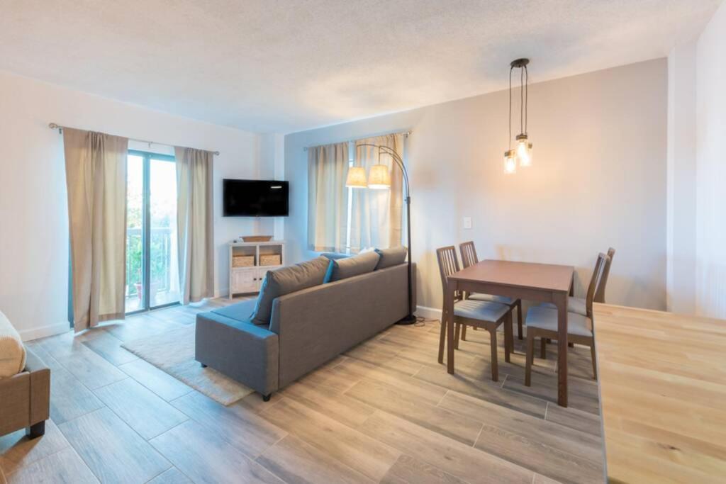 Apartment Deluxe W/ Lakeview - Free Parking/pool *