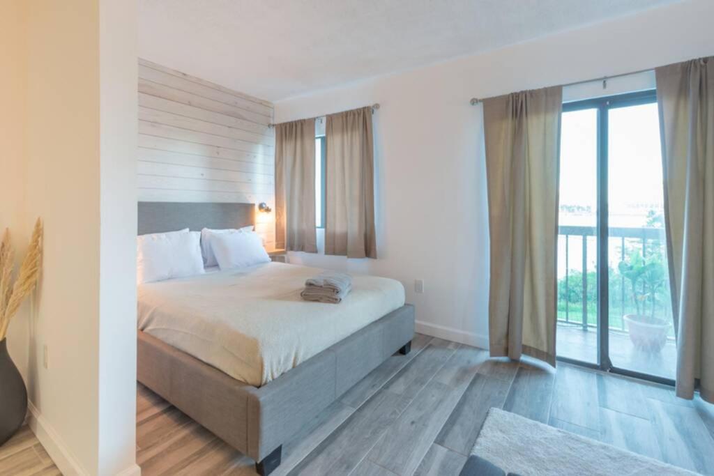 Deluxe W/ Lakeview - Free Parking/pool Orlando