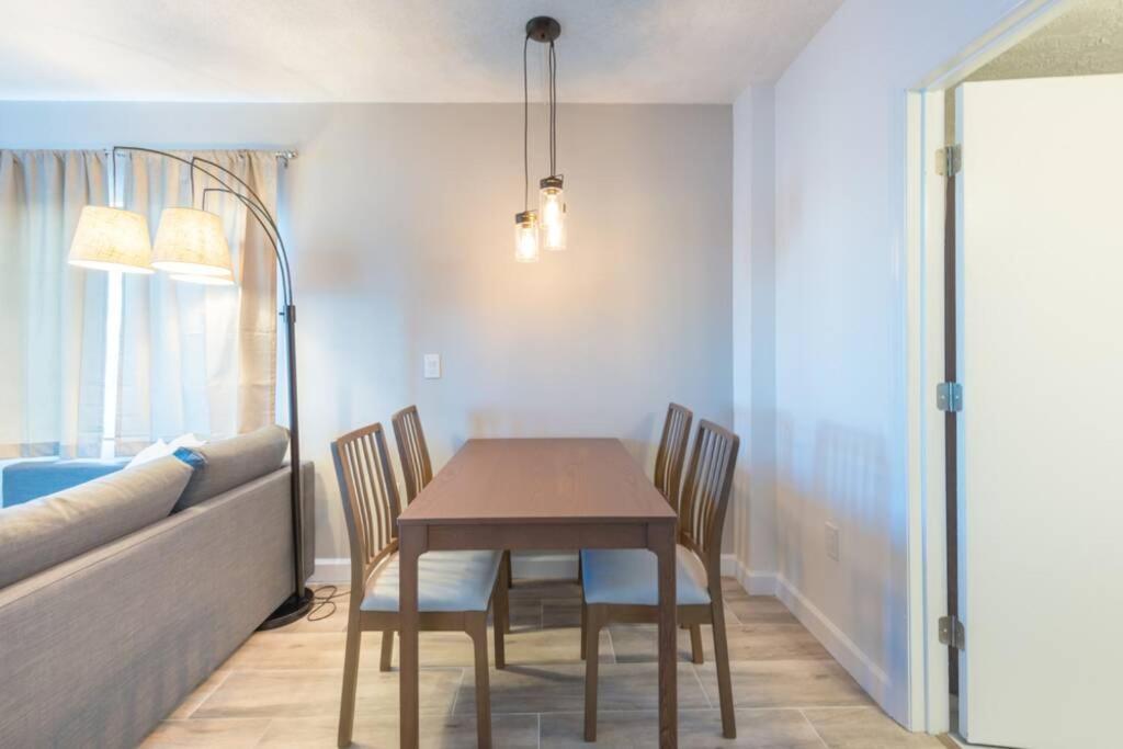 Apartment Deluxe W/ Lakeview - Free Parking/pool *