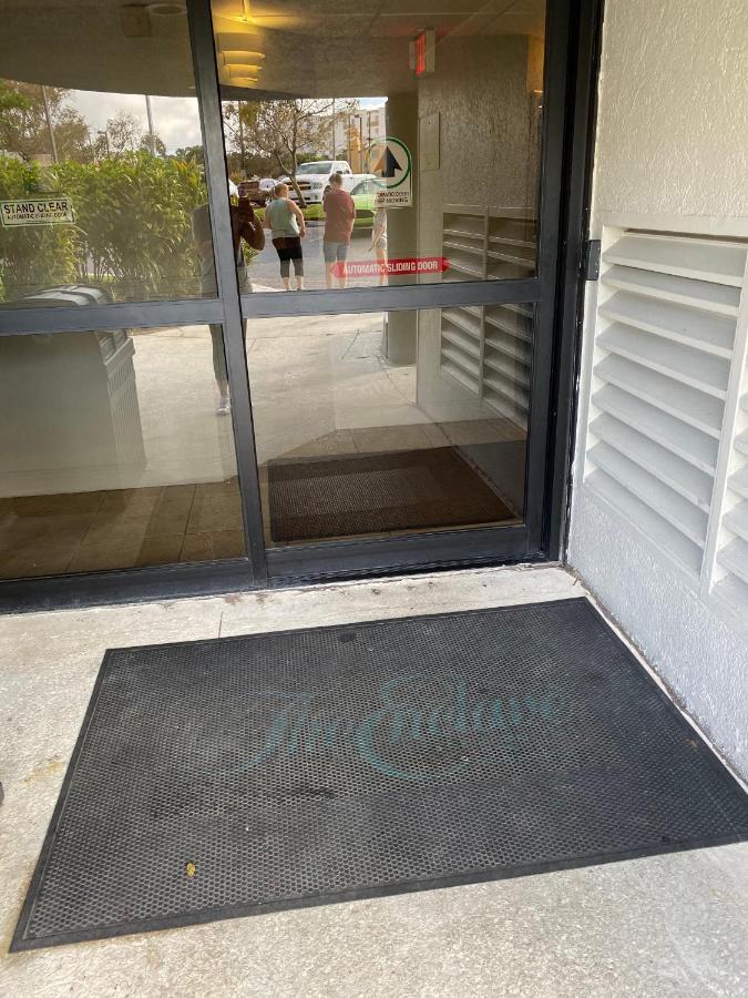 Deluxe W/ Lakeview - Free Parking/pool Apartment