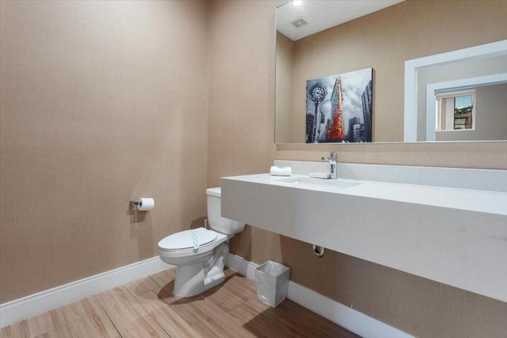 4 Bedrooms - 4,5 Bathrooms - Magic Village 7541 Bd *