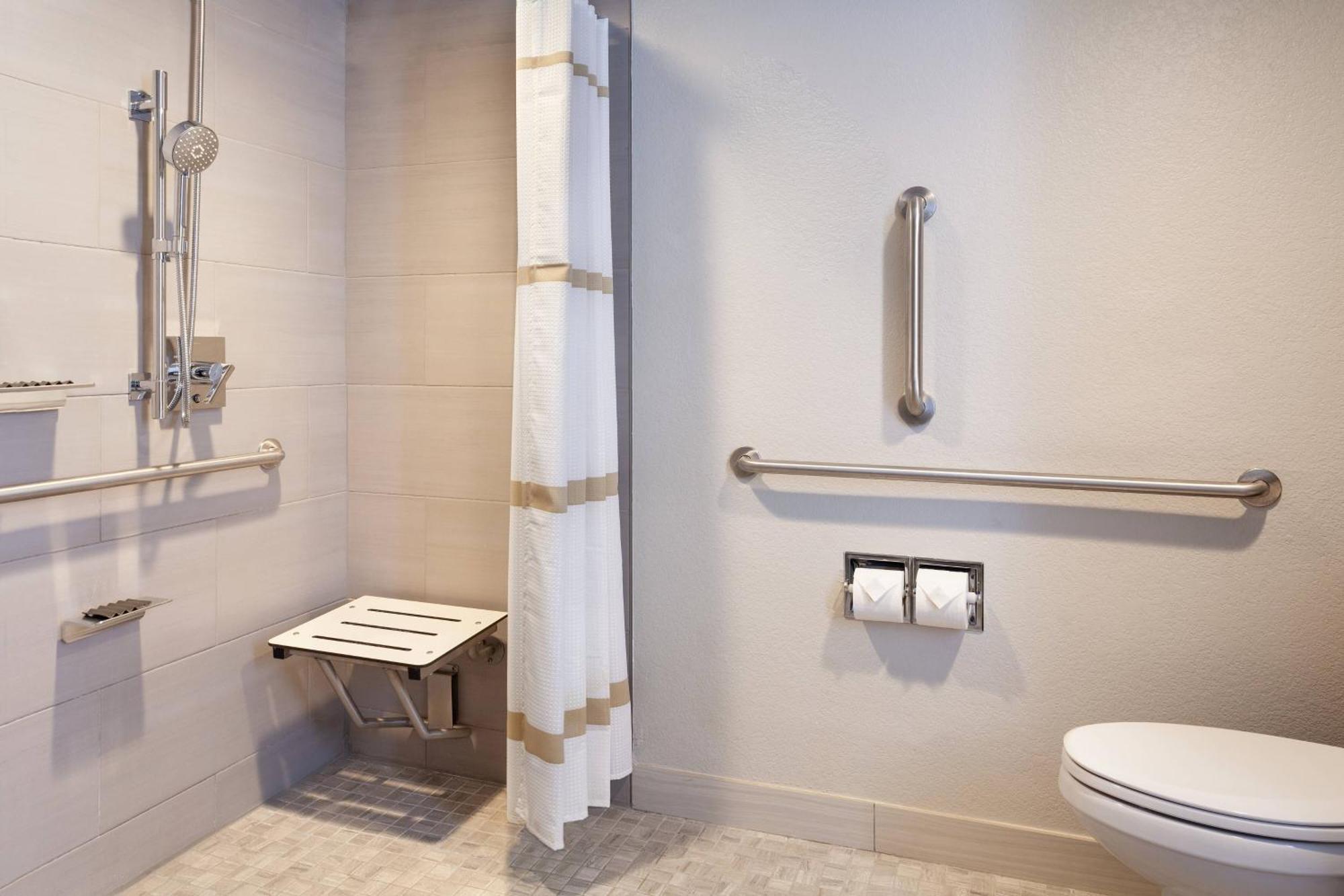 Marriott Airport Lakeside 4*