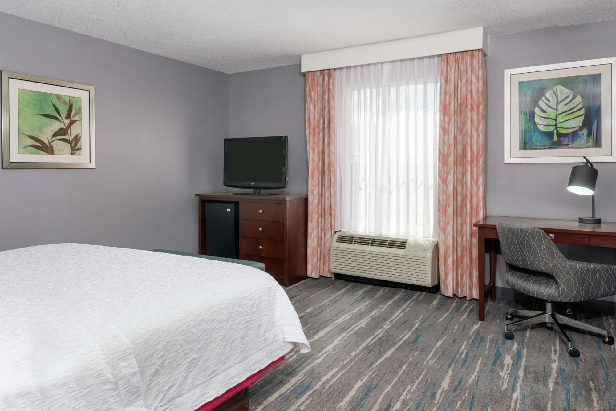 Hampton & Airport At Gateway Village Hotel