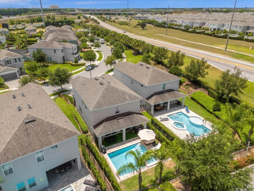 5 Bedrooms- 5 Bathrooms- Encore 7421 Ma