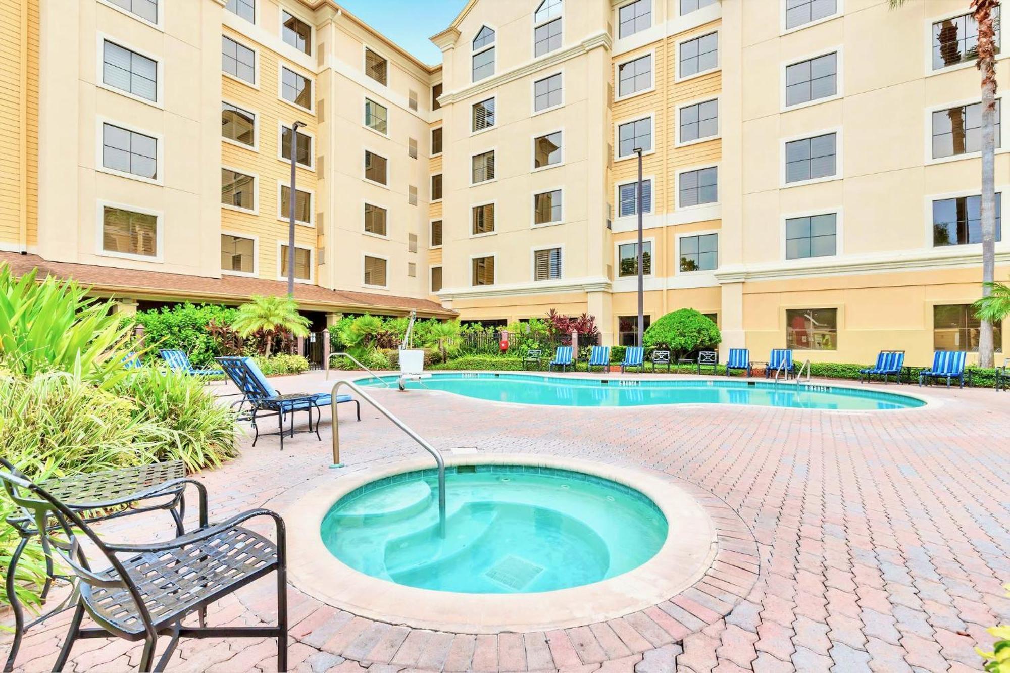 W Hot Tub Pool - Near Universal Apartment