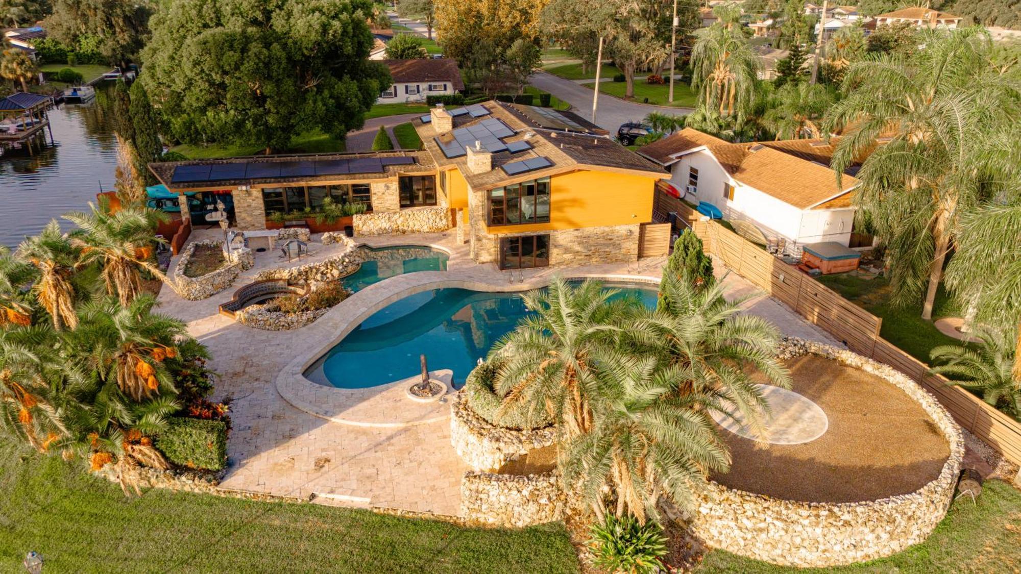 Villa Luxury Lakefront 100,000 Gal Pool - *
