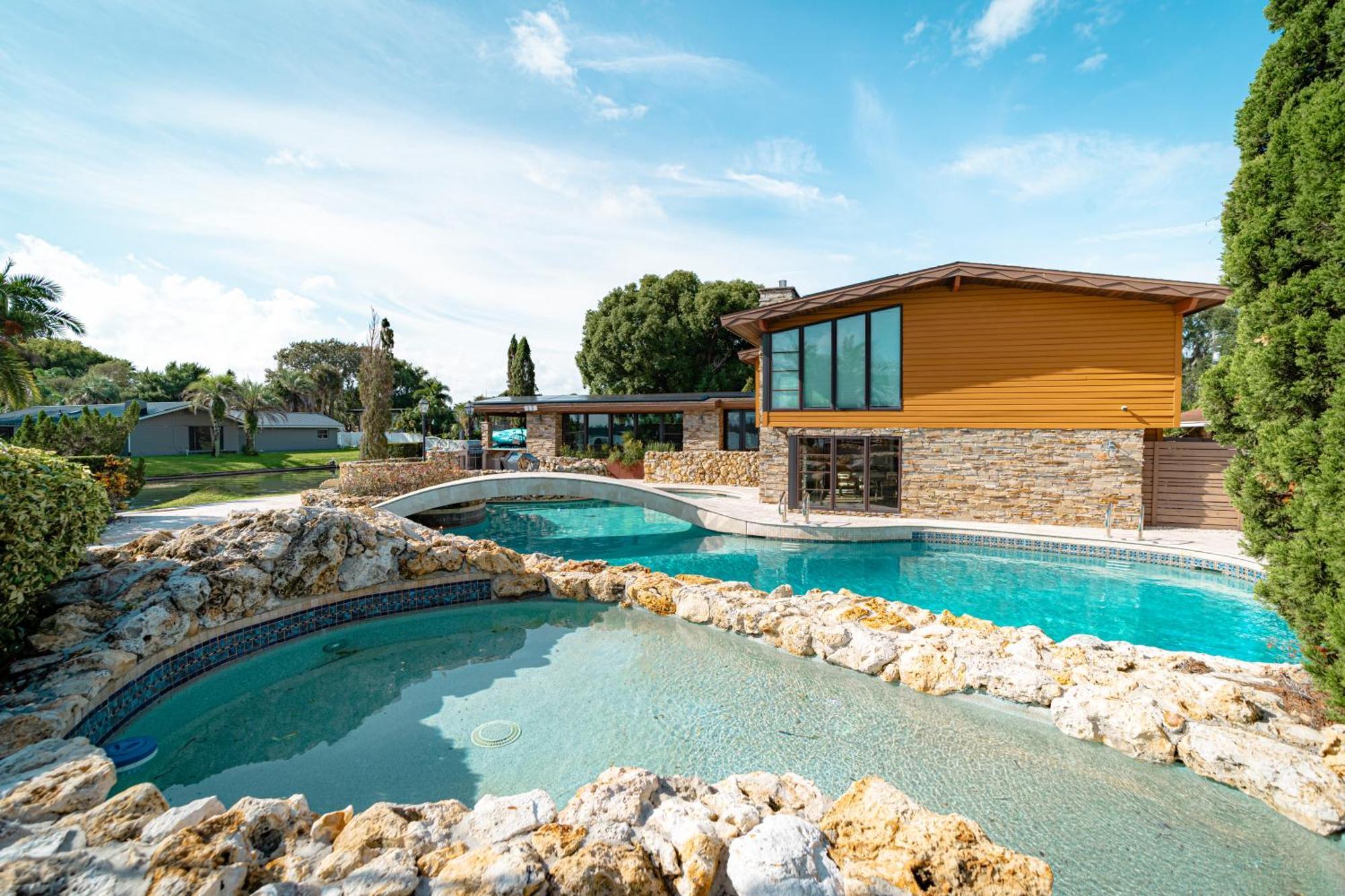 Luxury Lakefront 100,000 Gal Pool -