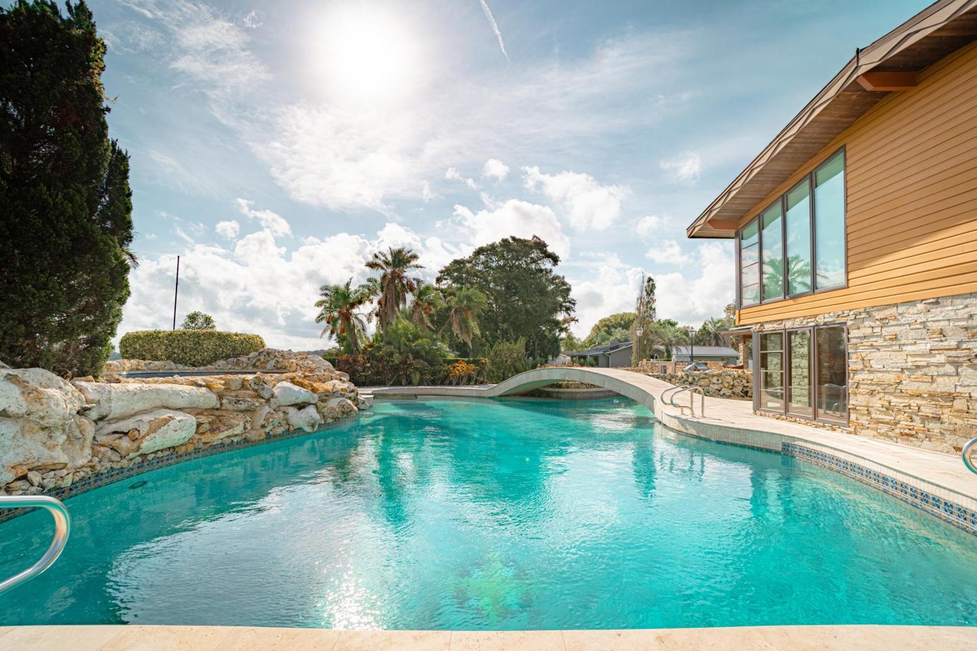 Luxury Lakefront 100,000 Gal Pool - Villa