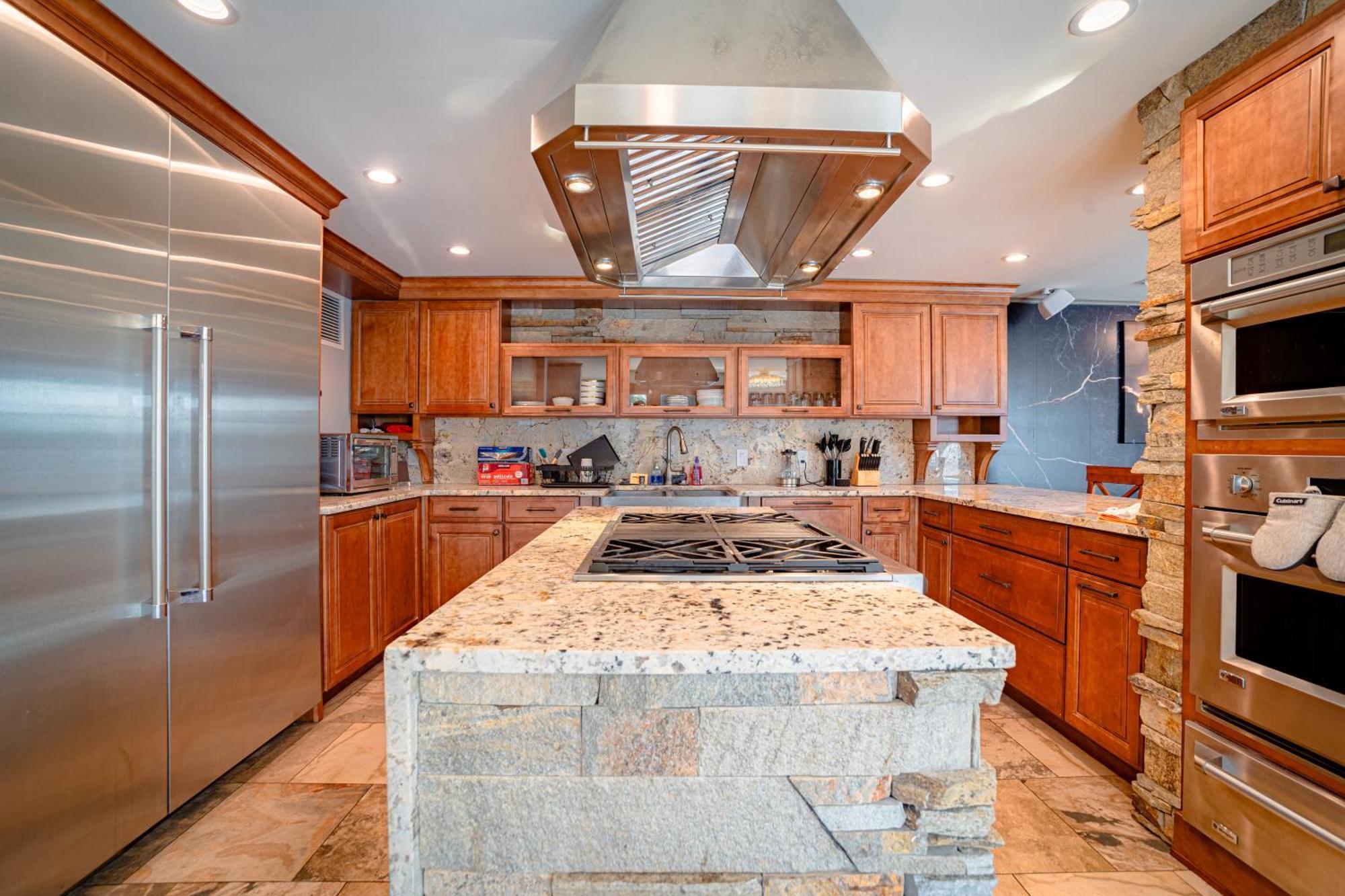 Luxury Lakefront 100,000 Gal Pool - *