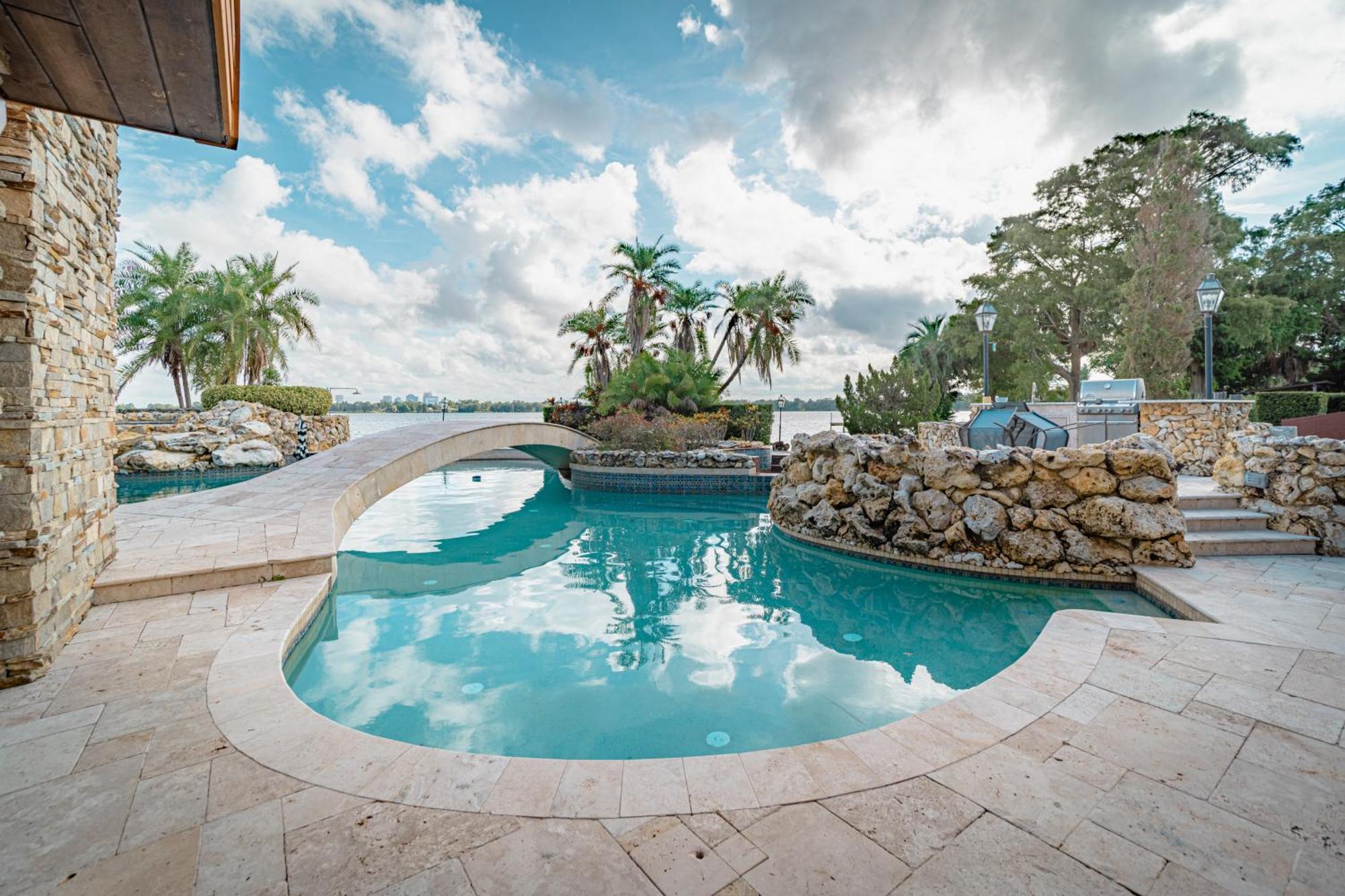 Luxury Lakefront 100,000 Gal Pool -