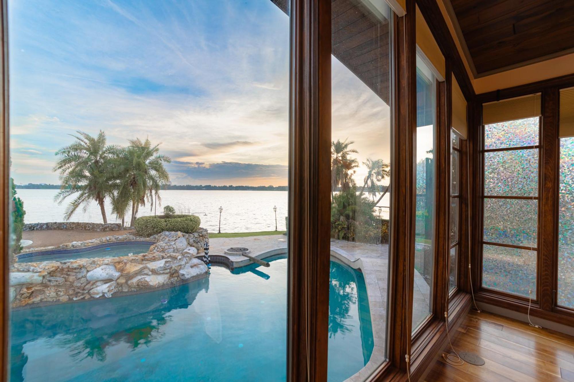 Villa Luxury Lakefront 100,000 Gal Pool - *