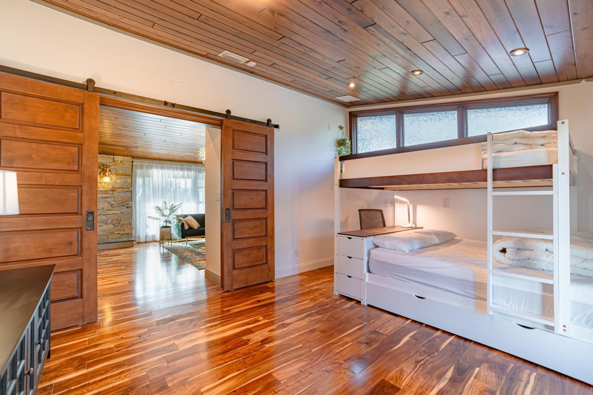 Villa Luxury Lakefront 100,000 Gal Pool - *