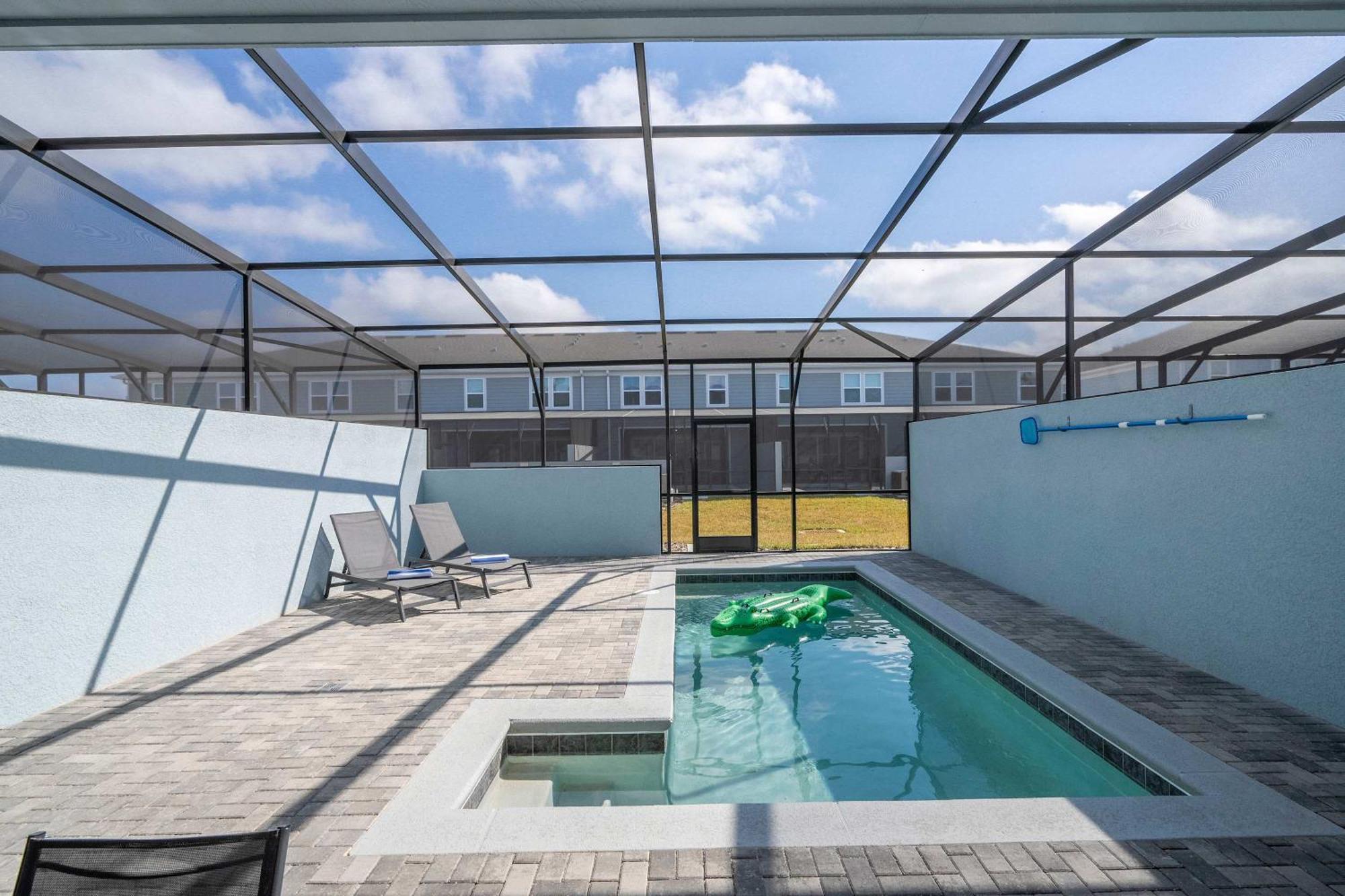 Luxury Private Pool & Themed Close To 1282 *