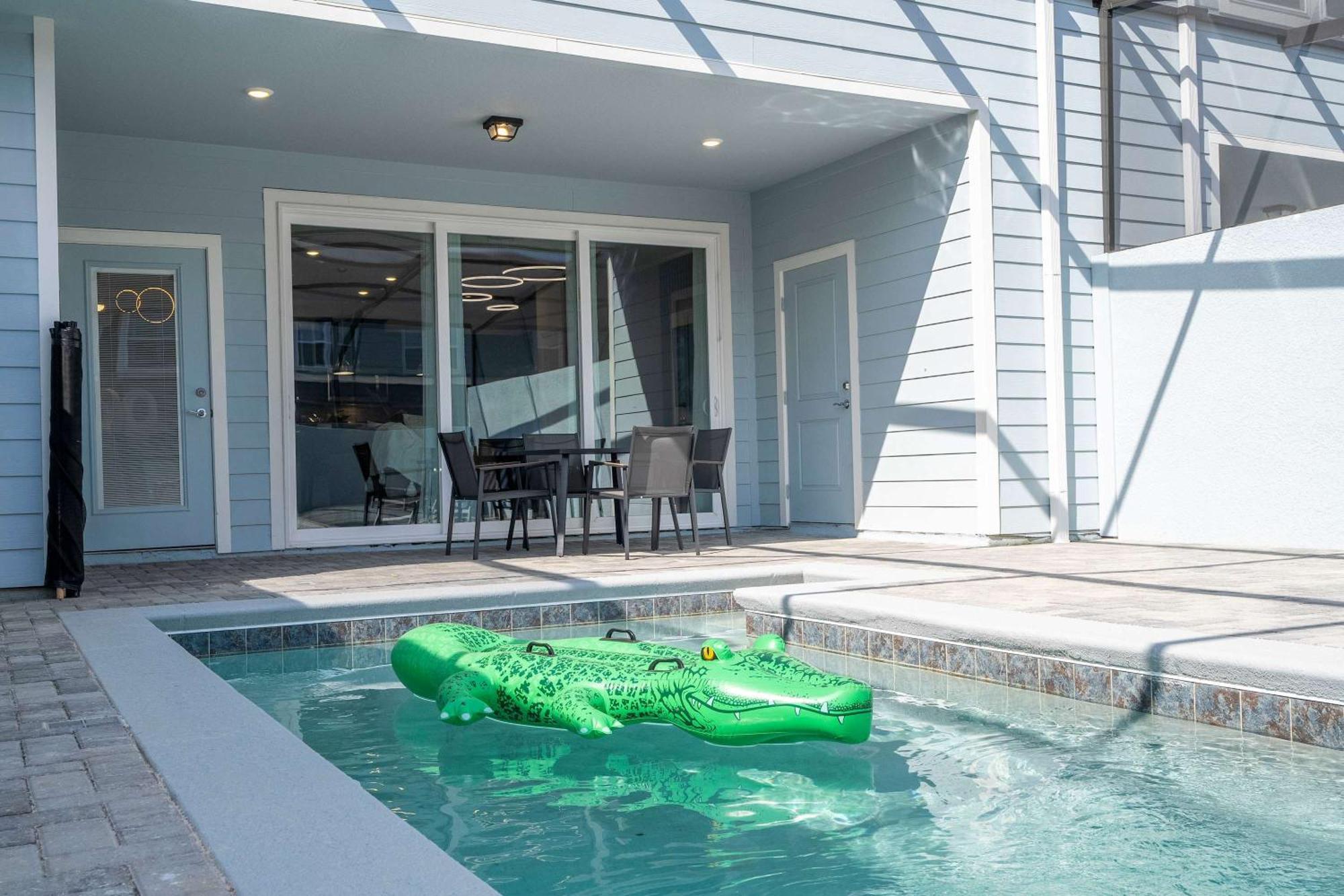 Luxury Private Pool & Themed Close To 1282 Holiday home *