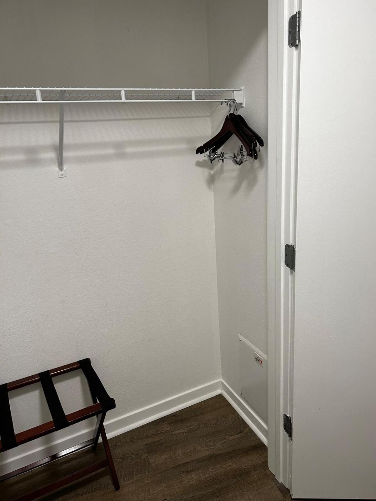 Stylish 2br Near Parks Apartment *