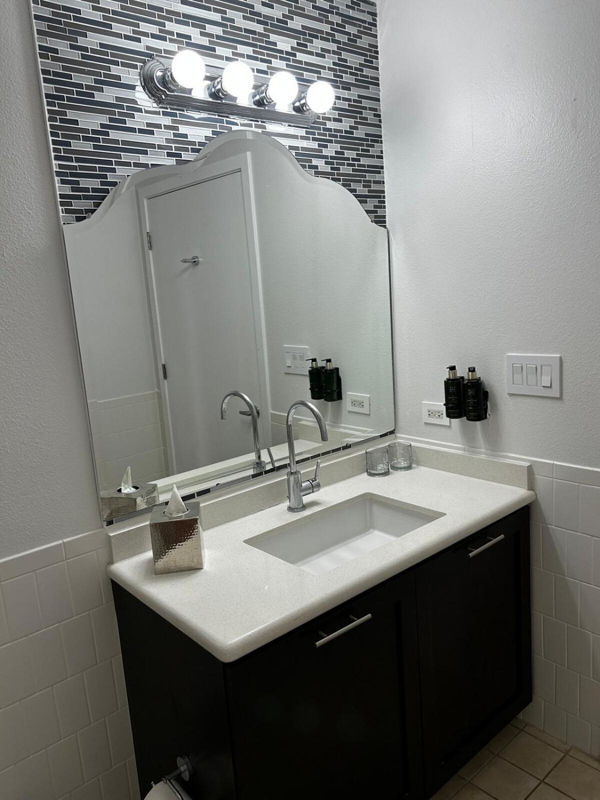 Stylish 2br Near Parks Apartment