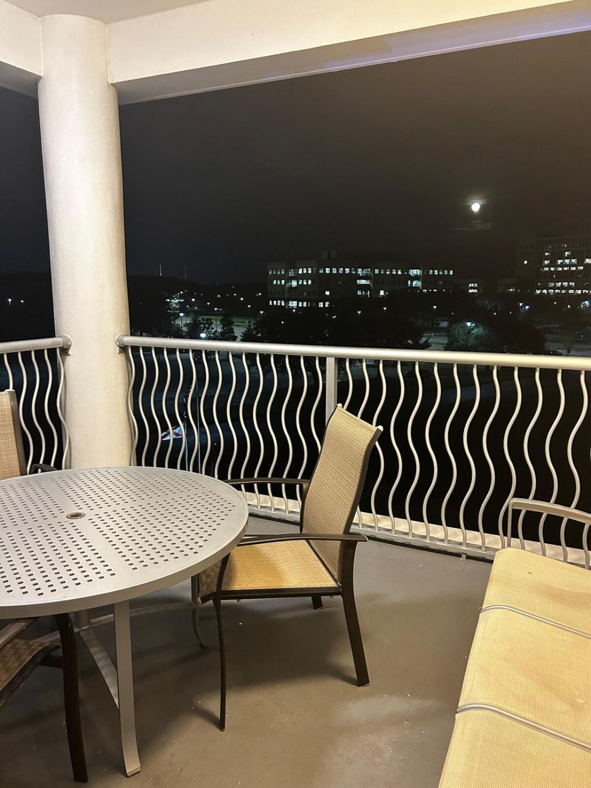 Stylish 2br Near Parks Apartment *