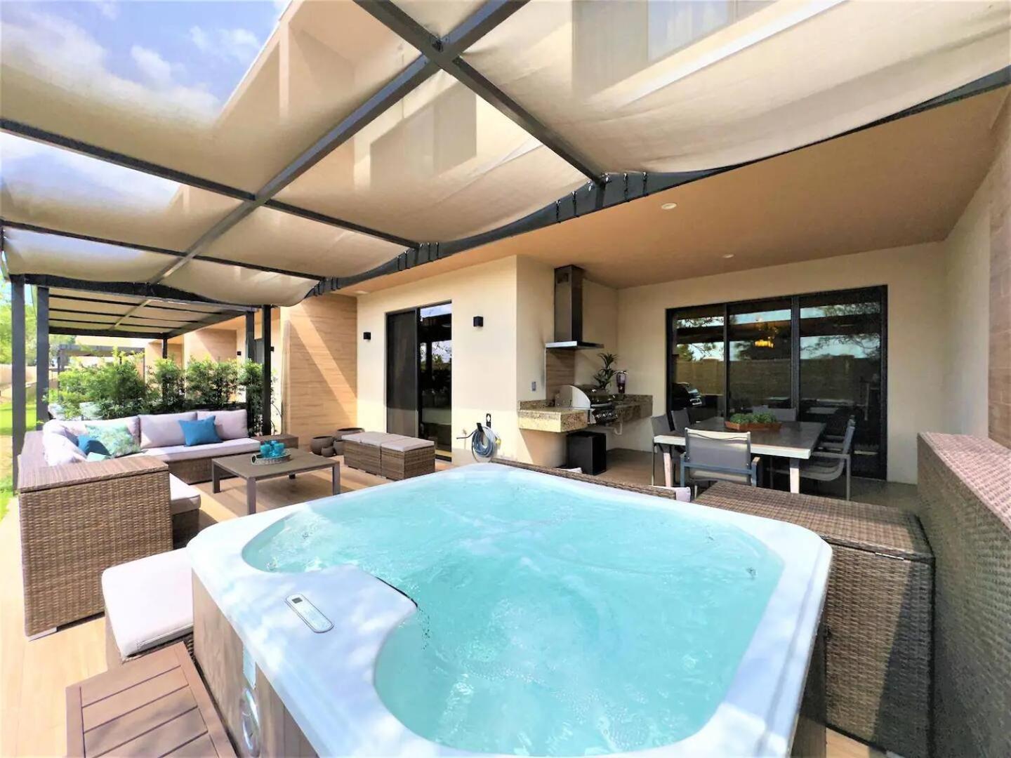 Sophisticated 4 En W Private Hot Tub & Bb Holiday home