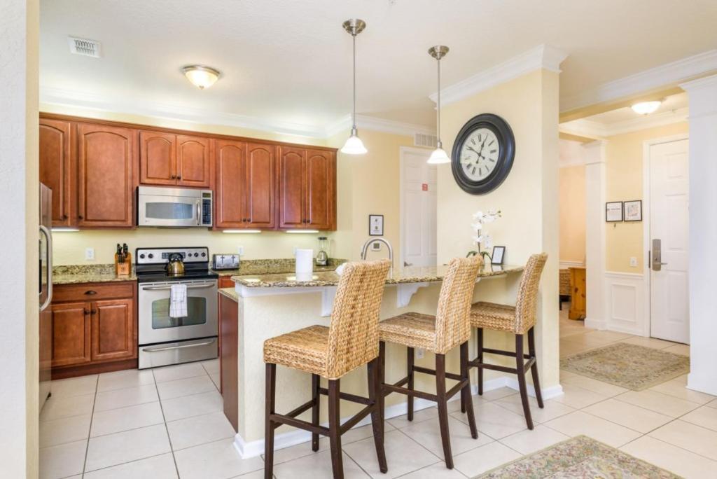 Gorgeous 3 Bed Lakeview, Vista Cay - 1010 * Orlando