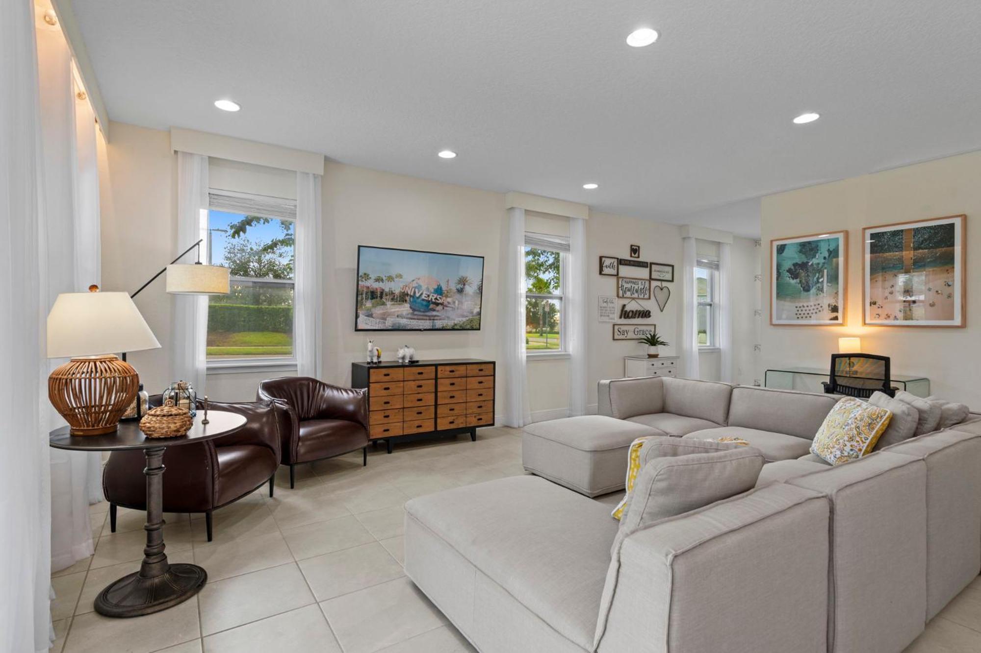 5 Bedrooms- 4,5 Bathrooms- Reunion 7641 Fd Orlando