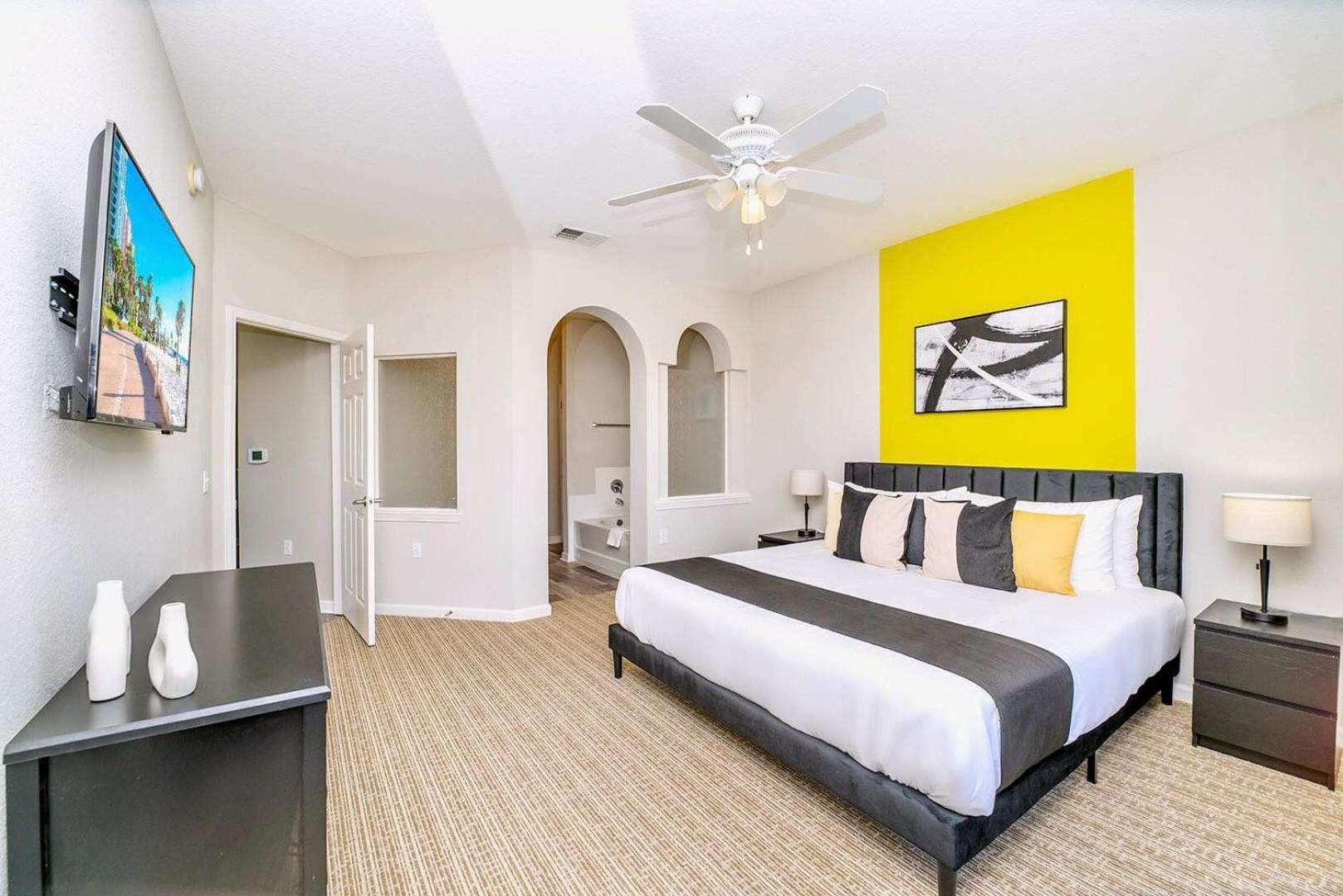 Cozy 2br - Private Balcony - Near Holiday home *