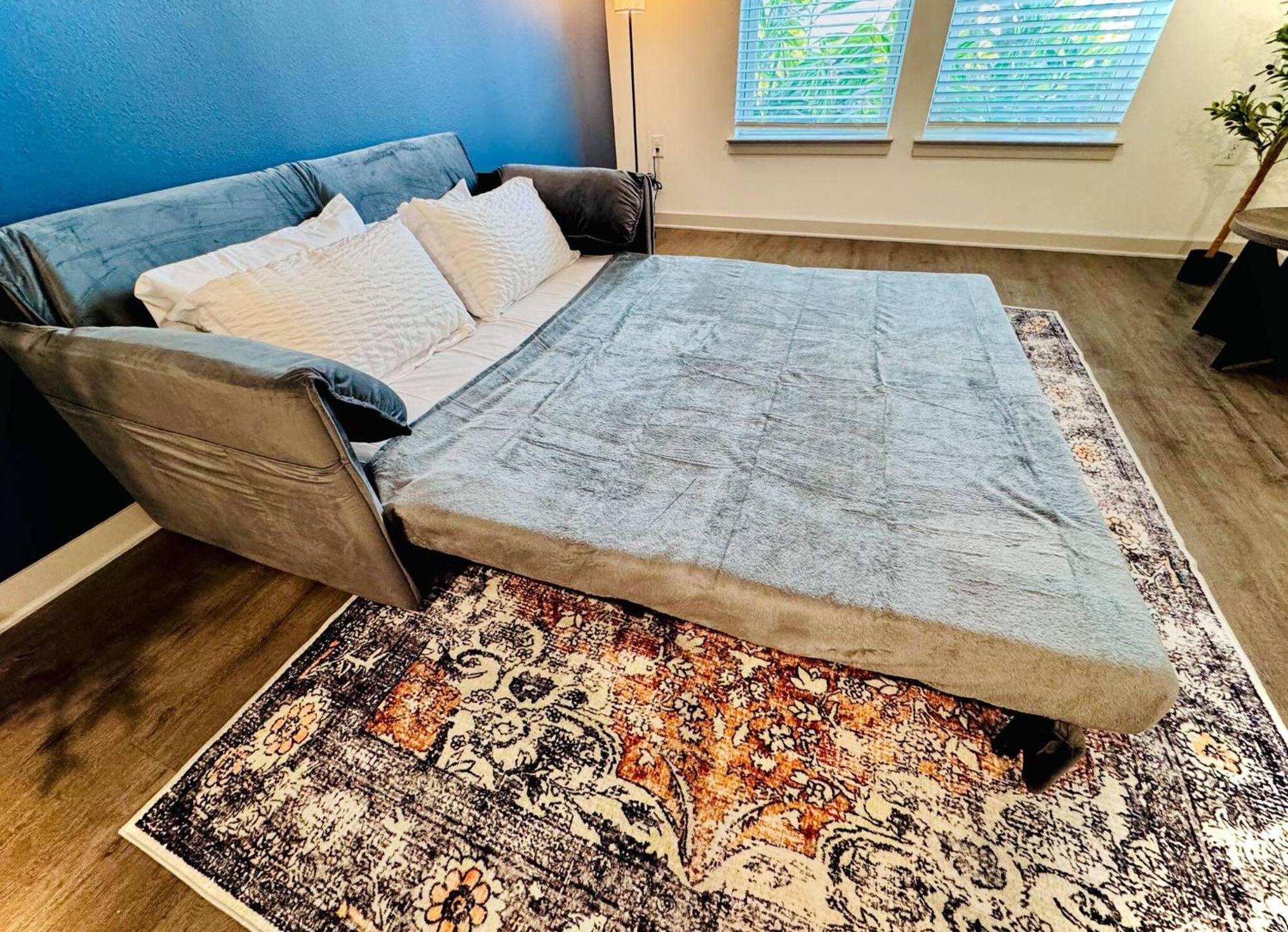 Complete Comfy King Bed W Pool & Gym And Close To Parks
