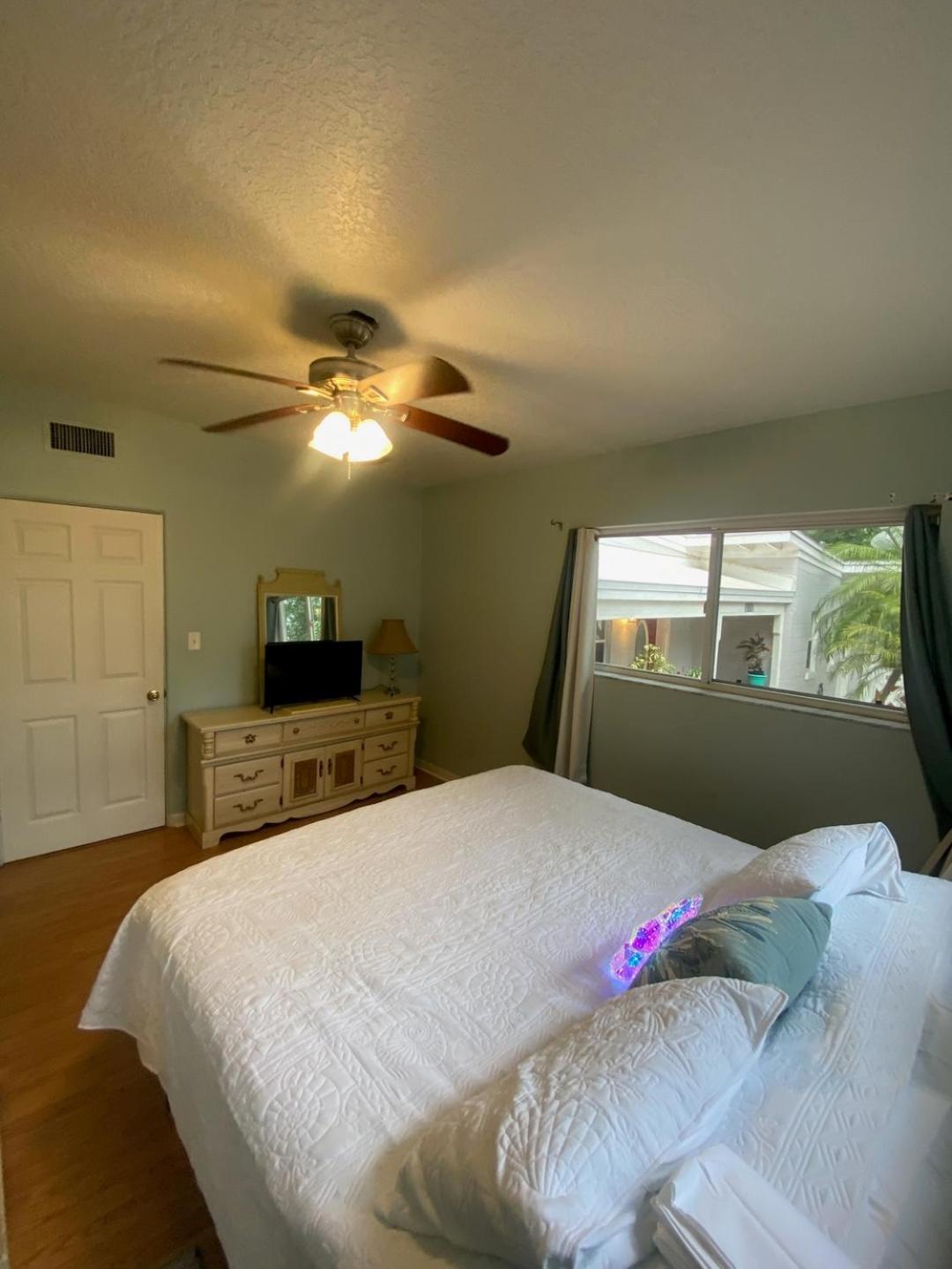 Modern Family Retreat Near Attractions