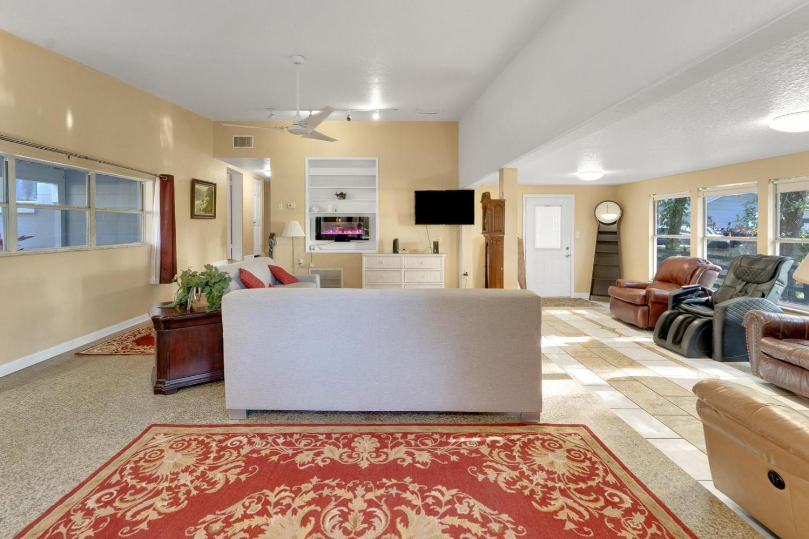 Modern Family Retreat Near Attractions Holiday home *