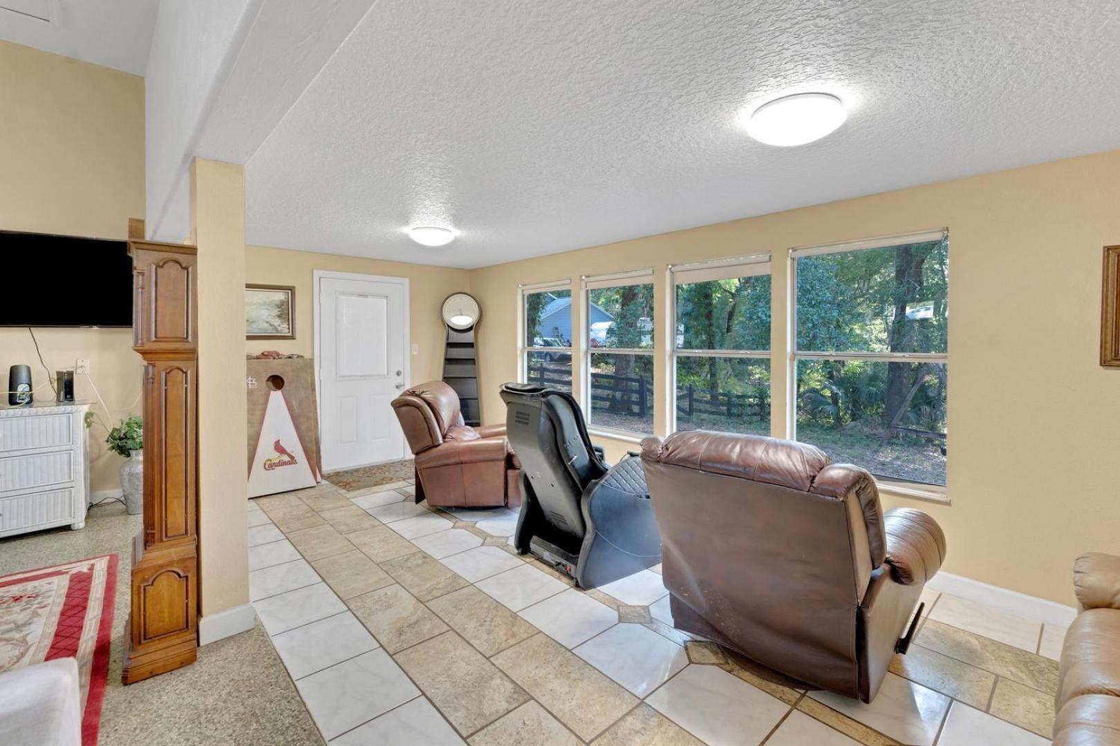 Modern Family Retreat Near Attractions * Orlando