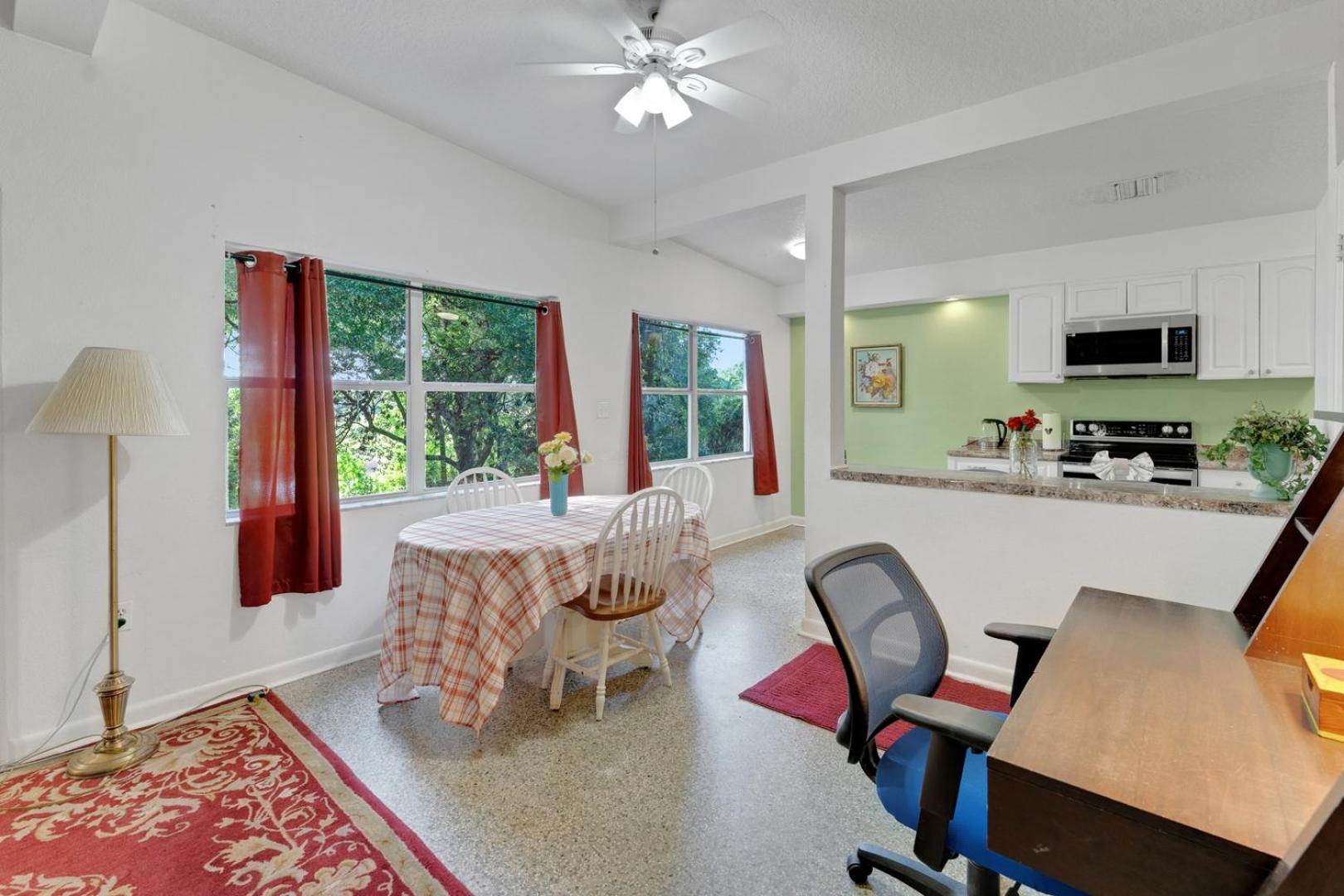 Modern Family Retreat Near Attractions *