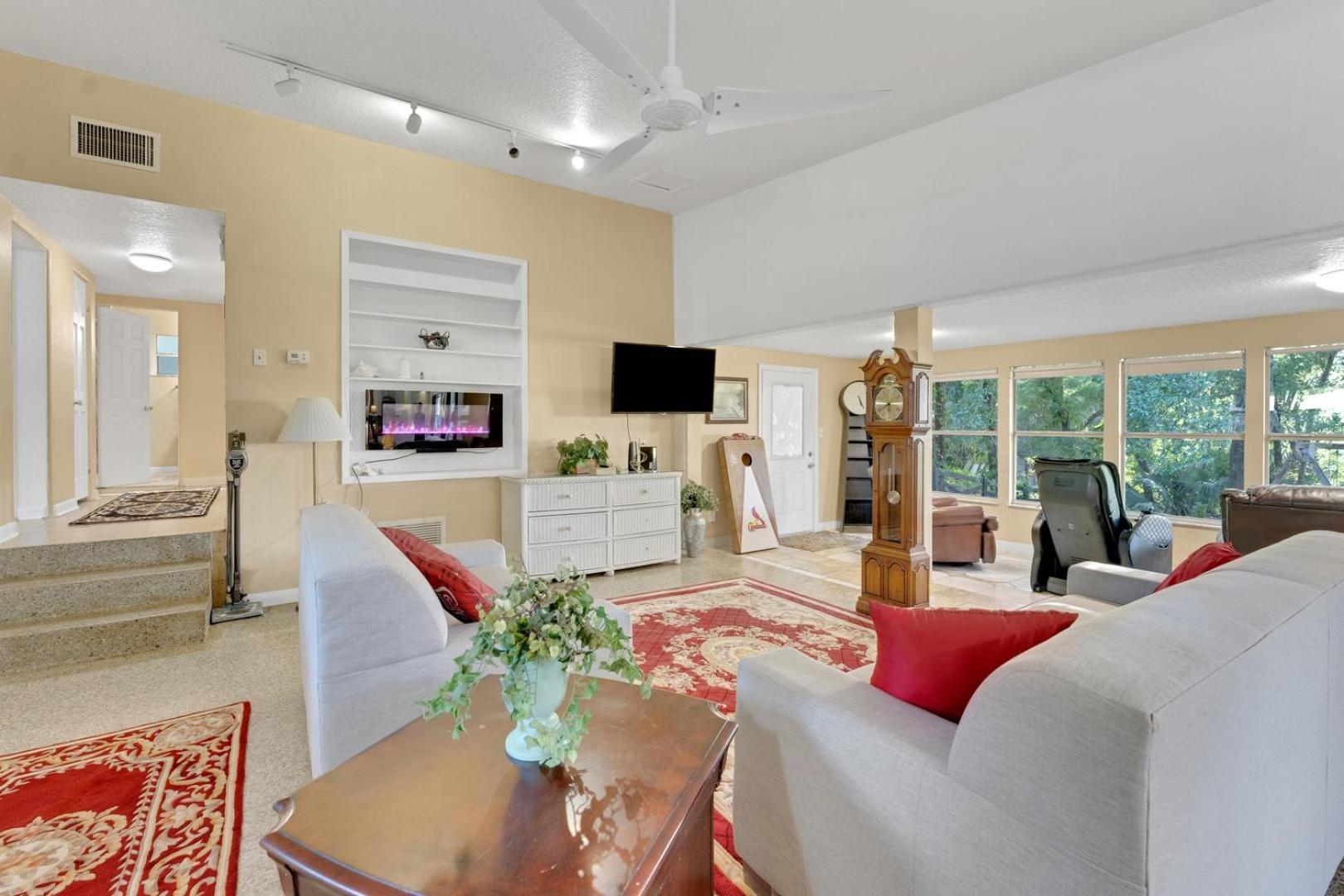 Holiday home Modern Family Retreat Near Attractions