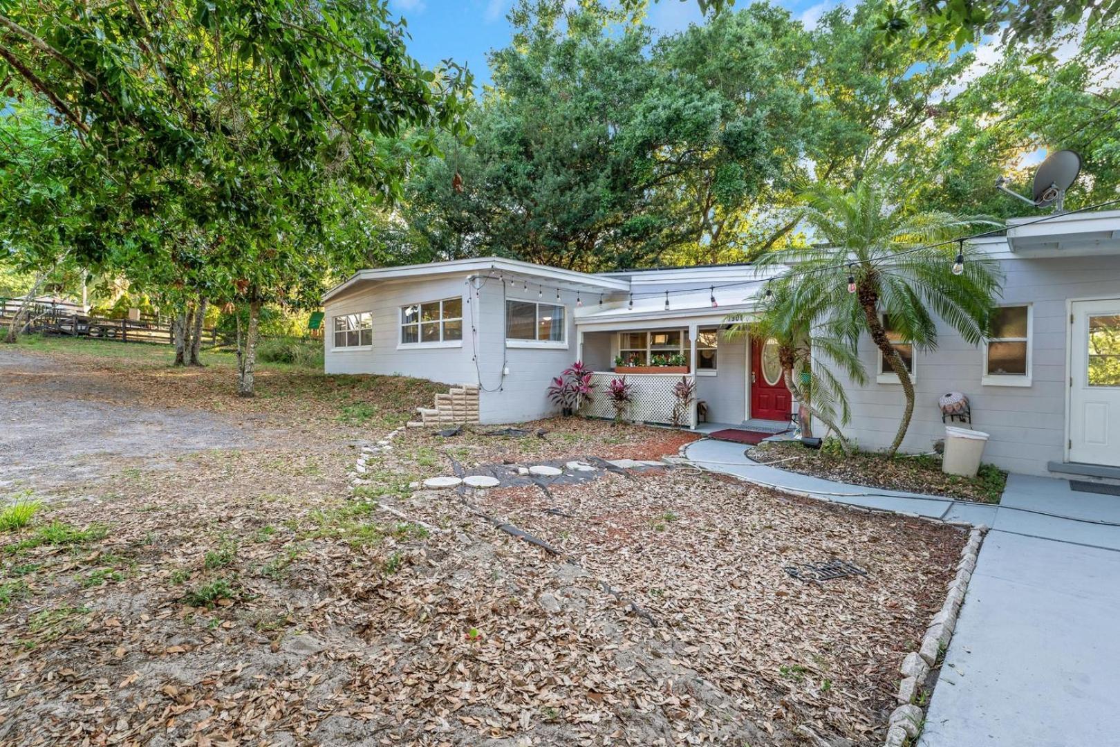 Holiday home Modern Family Retreat Near Attractions