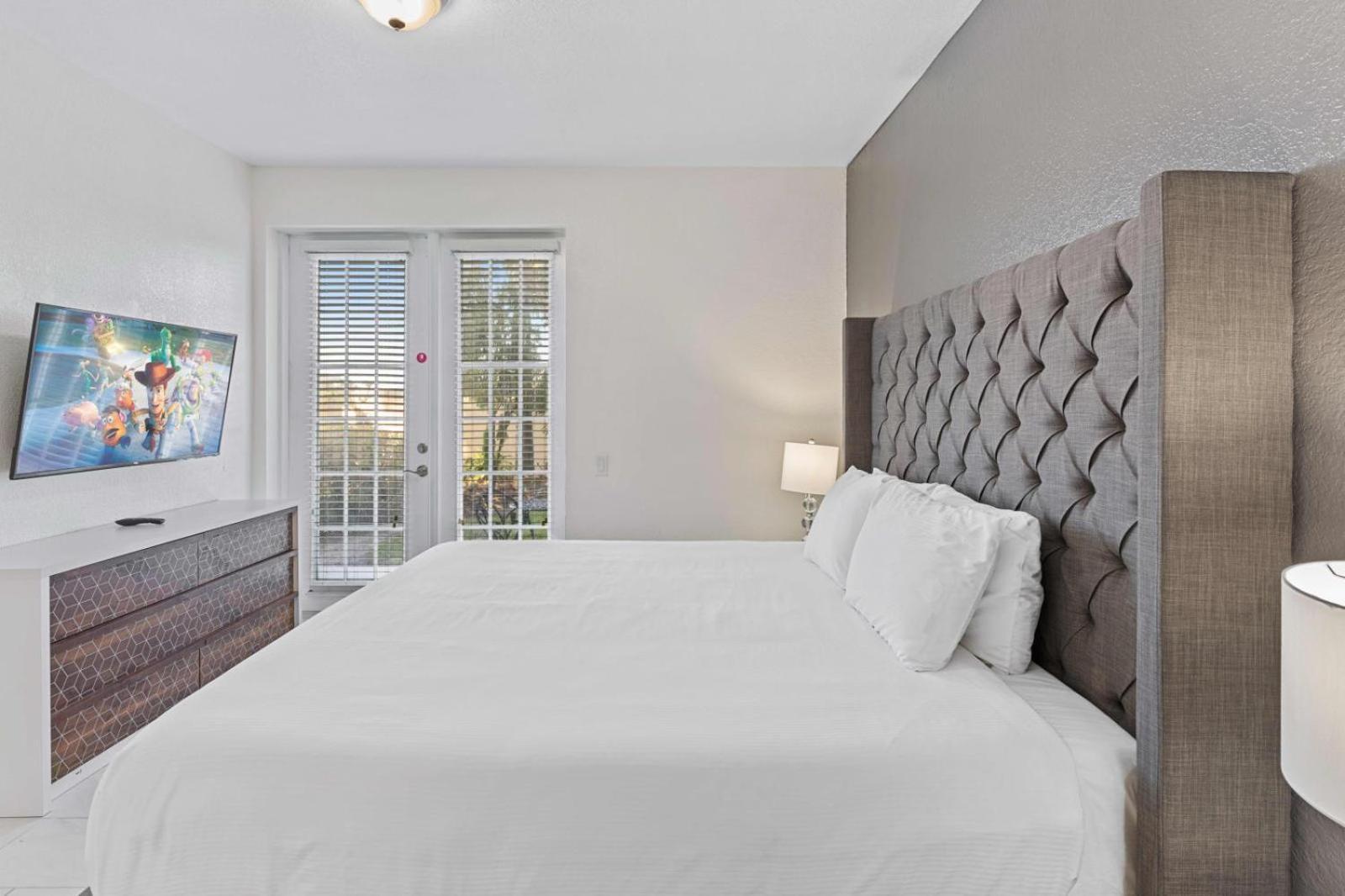 8036 Spacious Fresh 3br3.5ba At Vista Cay 133 *