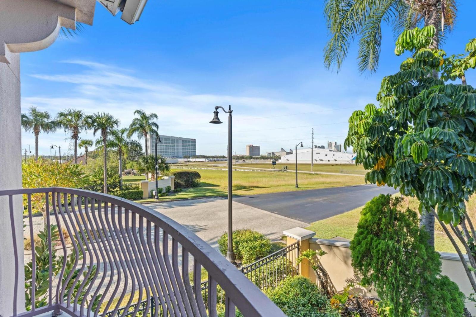 8036 Spacious Fresh 3br3.5ba At Vista Cay 133 *