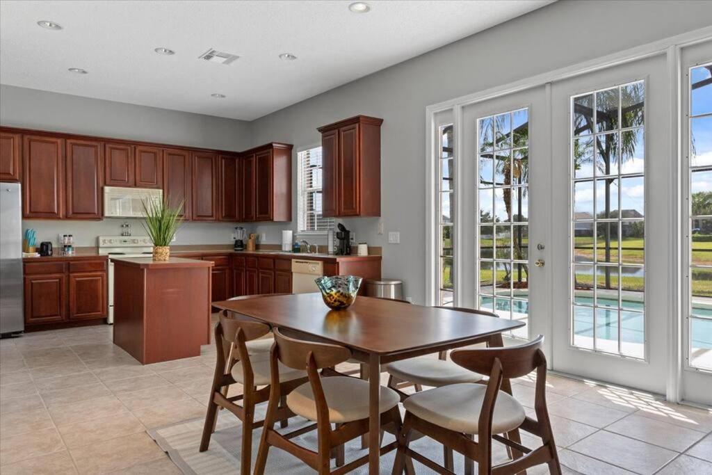 Long Stays! Lakefront - Gated Pool Orlando