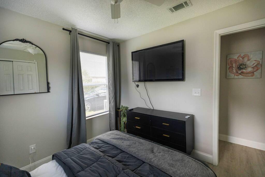 Holiday home Entire 3 Bd With Murals And Parking By Downtown Orlando