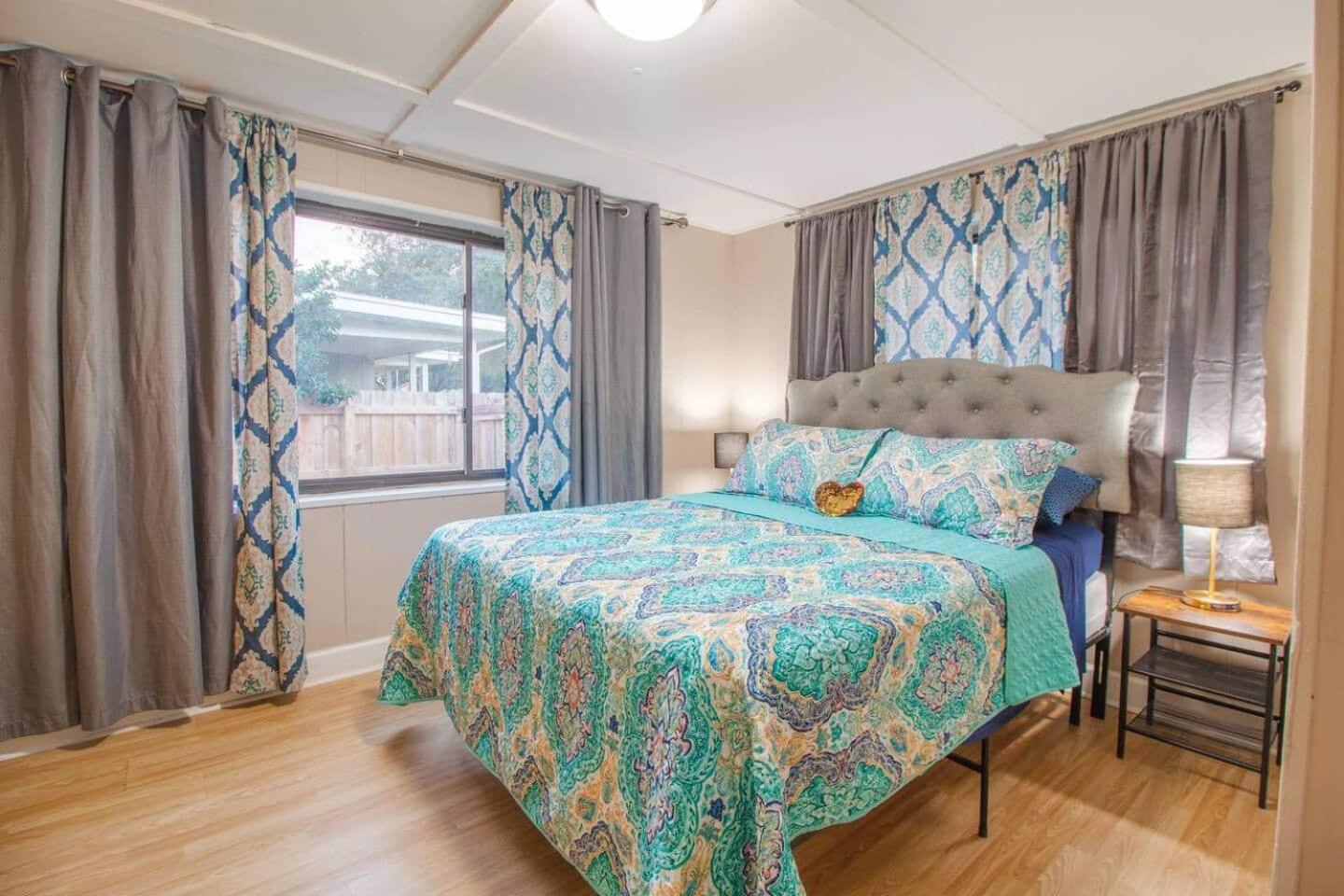 Downtown 4br Retreat Pets Welcome Fast Wifi Holiday home *