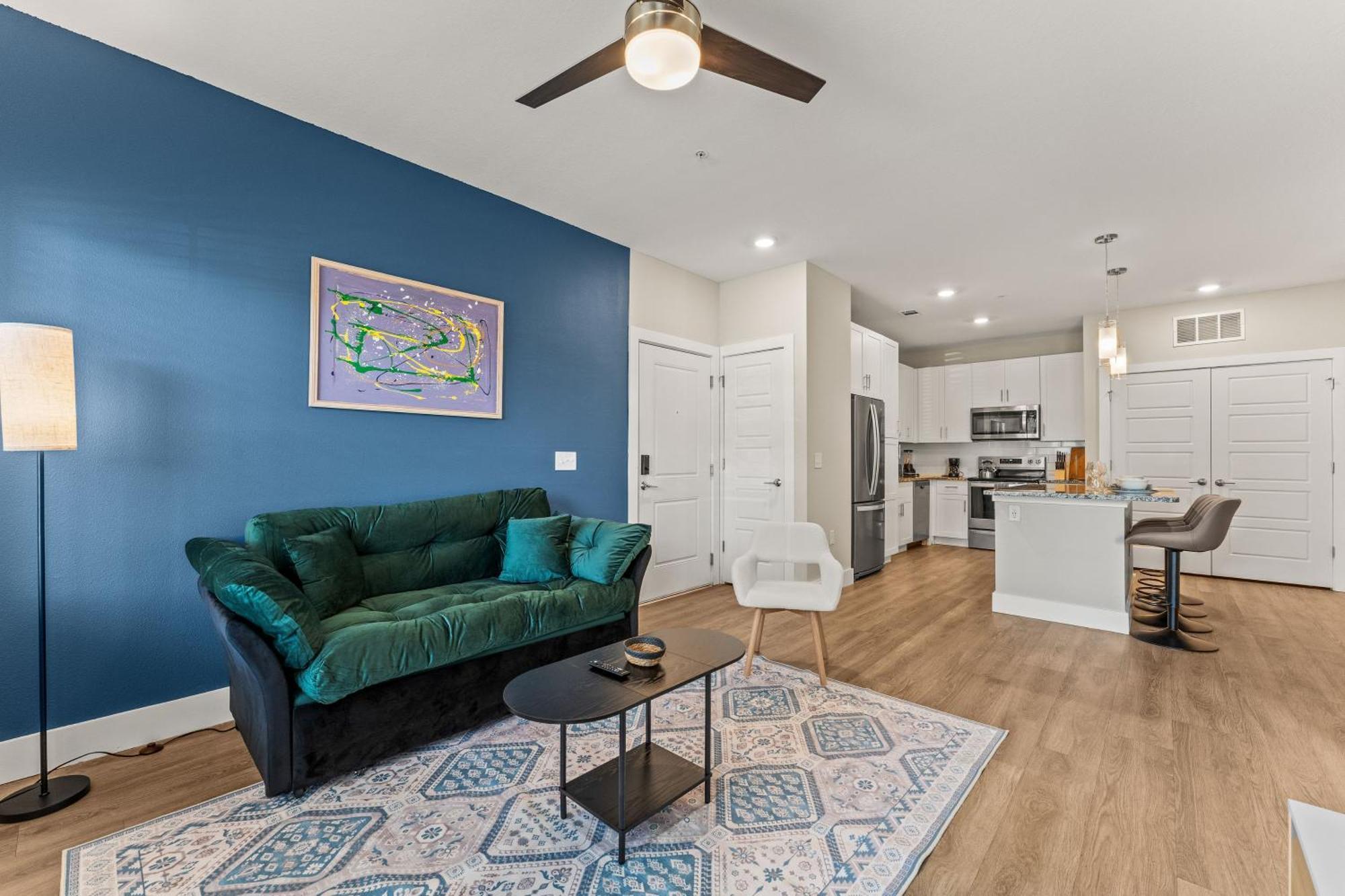 Private Full King Bed, Parks Nearby, Pool, Gym, Pet Allowed Orlando