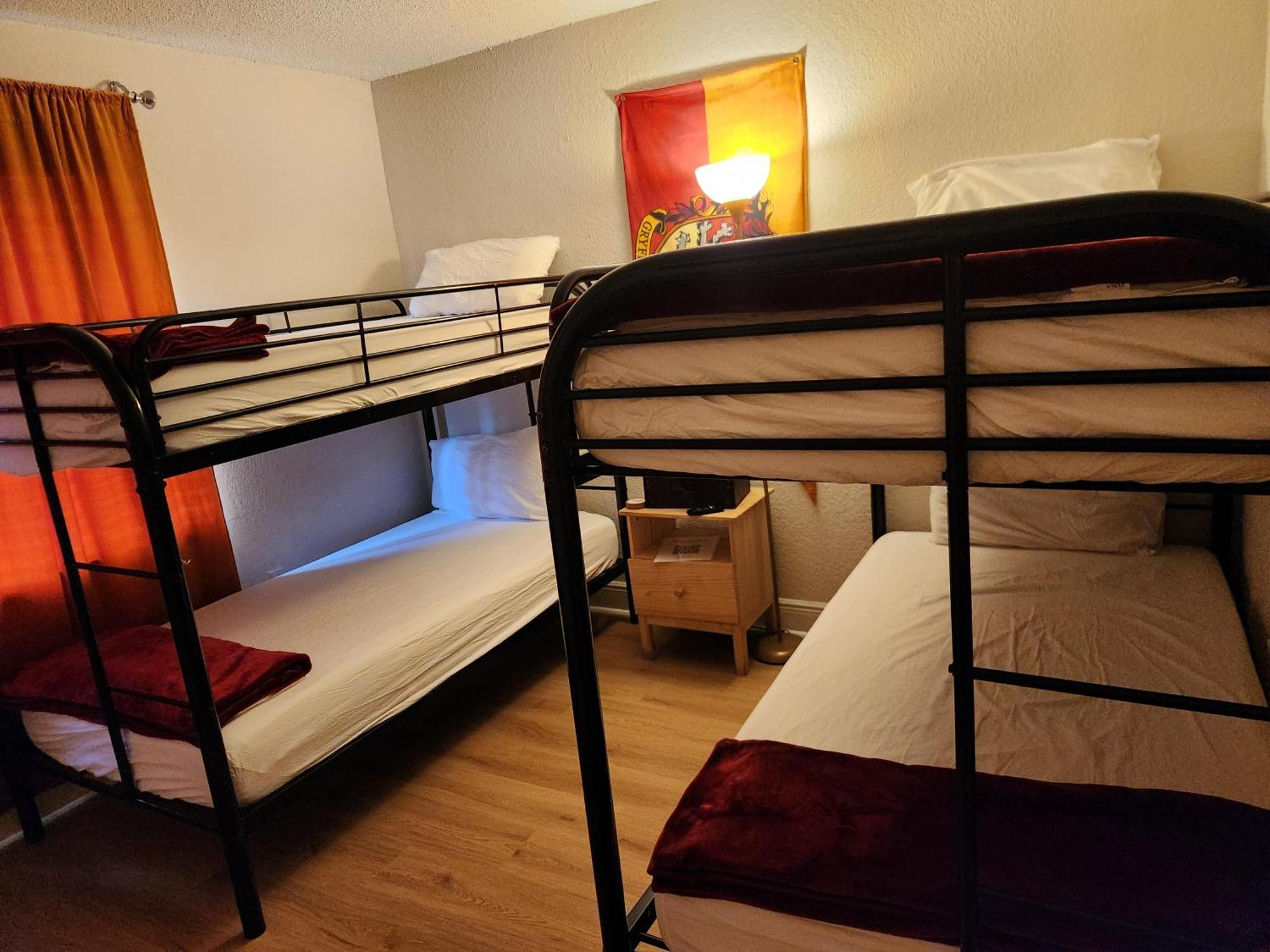 Centauri Vacation Rentals: 2-bedroom With Free Parking Apartment *