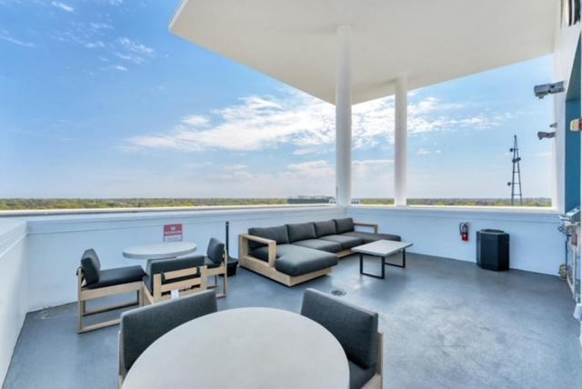 2bd 2bth Penthouse Downtown With Large Billiard *