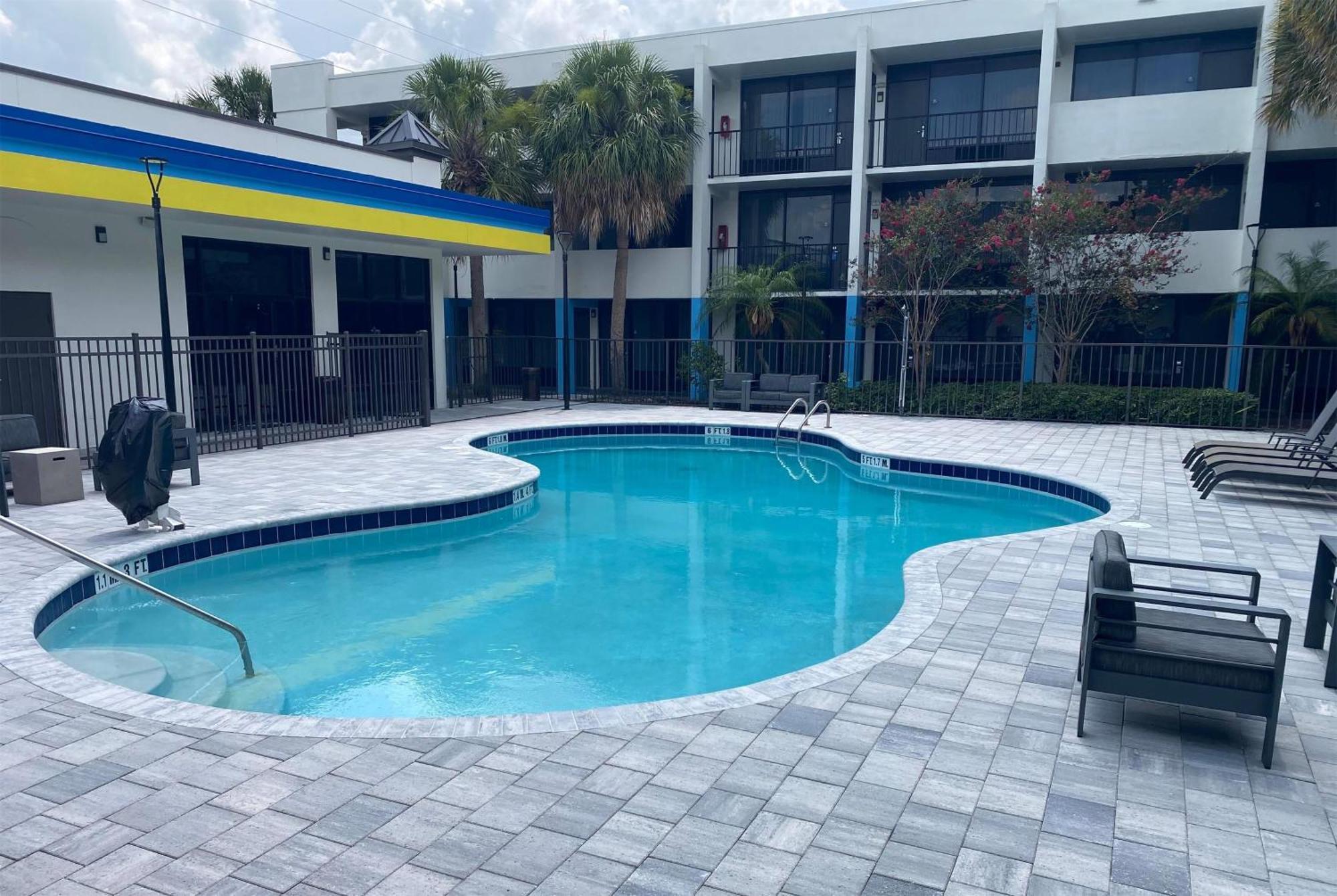 Days & By Wyndham Airport Motel