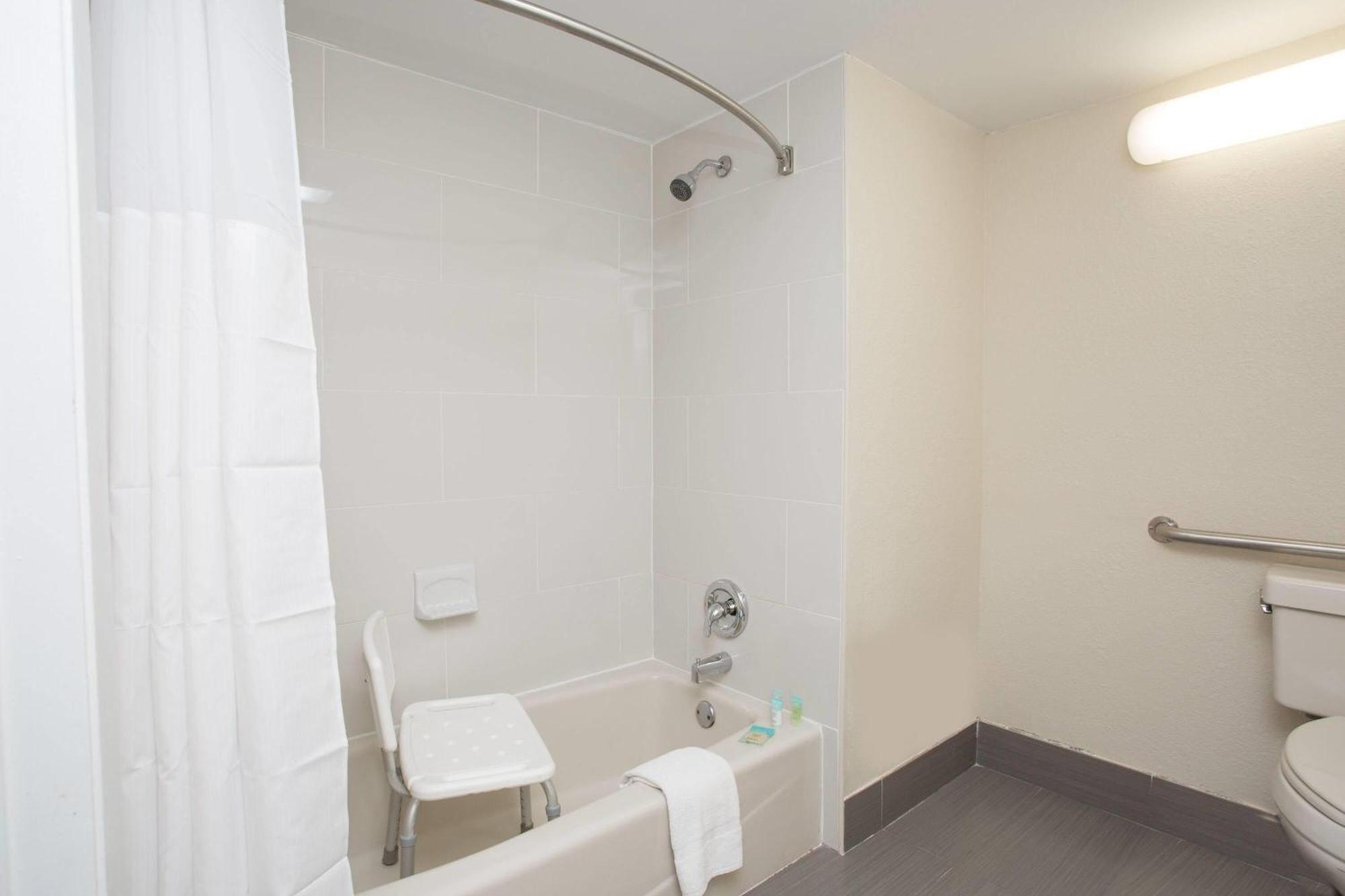 Motel Days & By Wyndham Airport