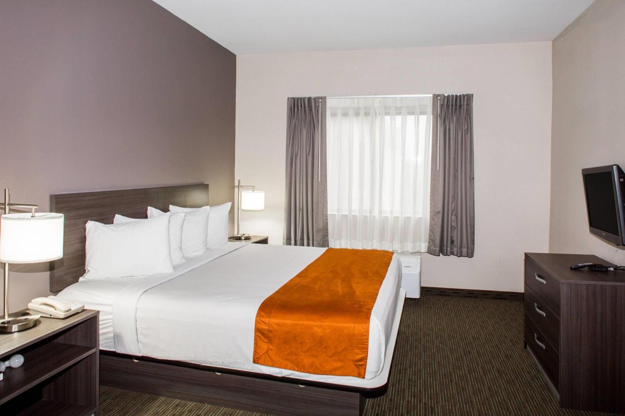 Days & By Wyndham Airport 2*
