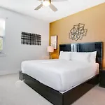 Stylish Family Home Private Pool/Spa 10Min Disneyworld Sleeps 22