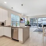 Modern Townhouse Near Disney With Heated Pool