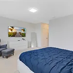 Modern Townhouse Near Disney With Heated Pool