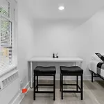 Inviting 1Br Retreat Near Airport, Pets Ok!